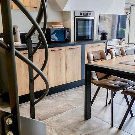 Renove Avec Terrasse Ensoleillee Et Parking A - Fr-1-585-136