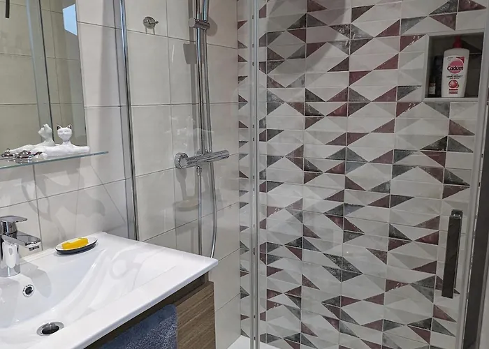 Rénové Avec Terrasse Ensoleillée Et Parking à - Fr-1-585-136 Casa vacanze